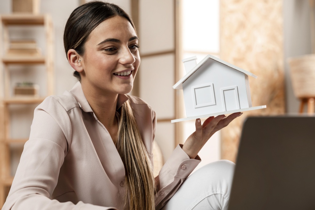 medium-shot-woman-holding-house.jpg улыбка