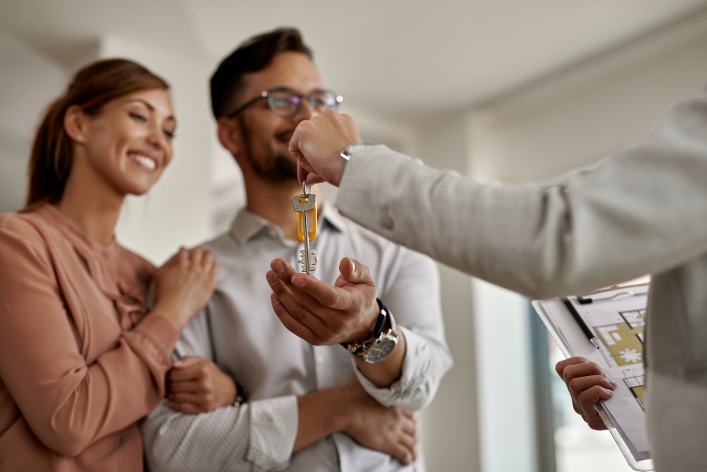 closeup-real-estate-agent-giving-couple-keys-their-new-home.jpg часы