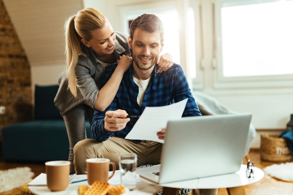 happy-couple-analyzing-their-home-budget-while-paying-bill-computer.jpg ноутбук